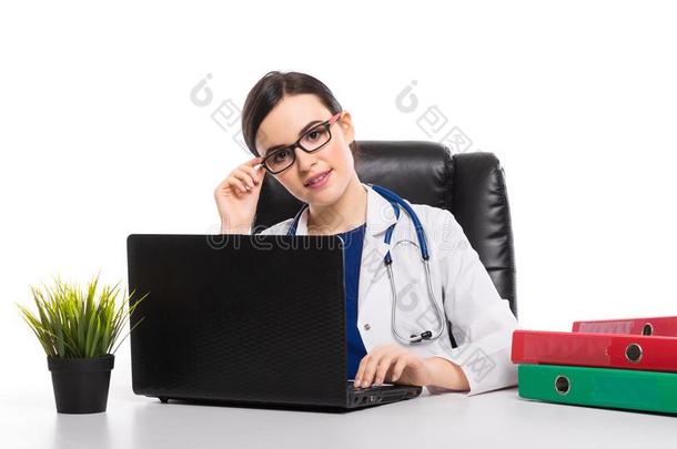 年幼的女人医生和听诊器一次向指已提到的人书桌在医生