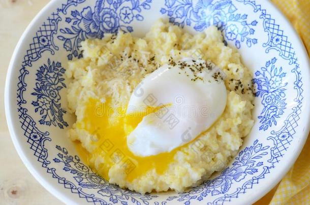 小米粥和水煮鸡蛋和搓碎的奶酪