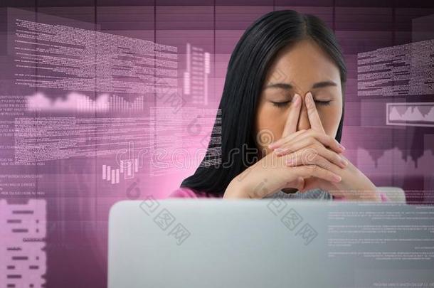 女商人工作的向便携式<strong>电脑</strong>和屏幕文本<strong>界面</strong>