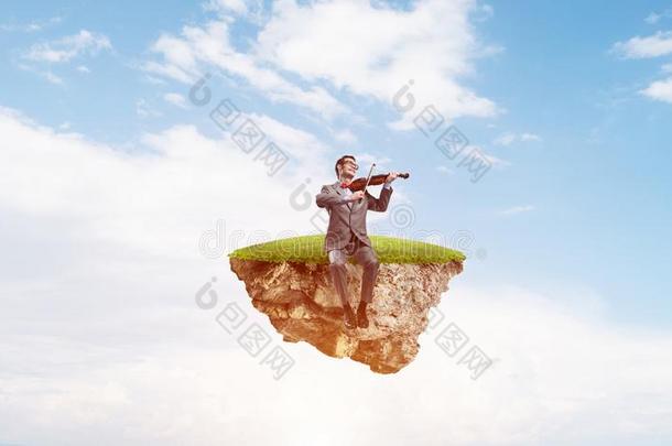英俊的小提琴家向不固定的岛采用蓝色天比赛他的<strong>情节</strong>