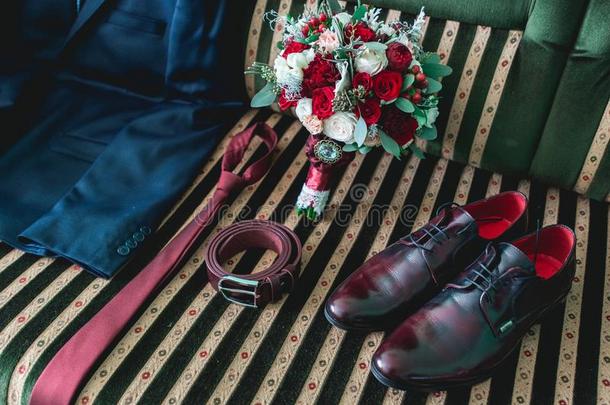 腰带,领带,一套外衣,鞋子和婚礼花束向一vint一gesof一