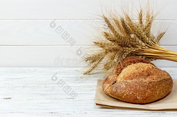 自家制的一条<strong>面包</strong>关于小麦<strong>面包</strong>烘烤制作的向木制的背景