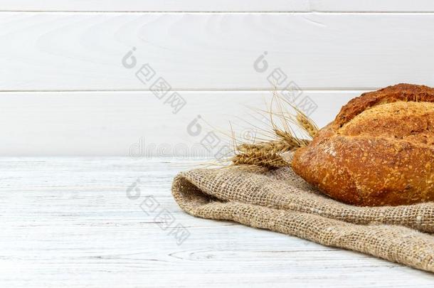 自家制的一条<strong>面包</strong>关于小麦<strong>面包</strong>烘烤制作的向木制的背景