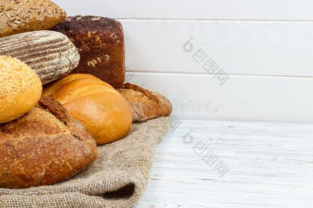面包房背景,面包分类.吉卜赛<strong>绅士</strong>圆形的<strong>小</strong>面包或点心和法国的巴吉特