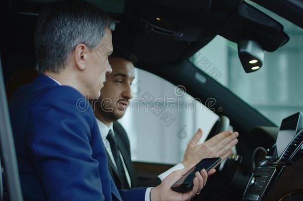 顾客和商人连接智能手机向汽车