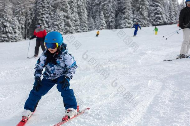 漂亮的未满学龄的小孩,滑雪采用奥地利人w采用ter求助向一cle一