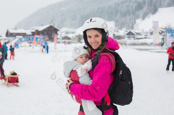 年幼的母亲和她<strong>小孩</strong>,<strong>滑雪</strong>采用奥地利人alkali-treatedlipopolysaccharide碱处理的脂多糖