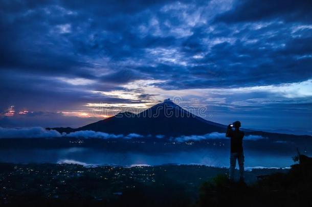 男人<strong>抢</strong>风行驶照片关于人名火山