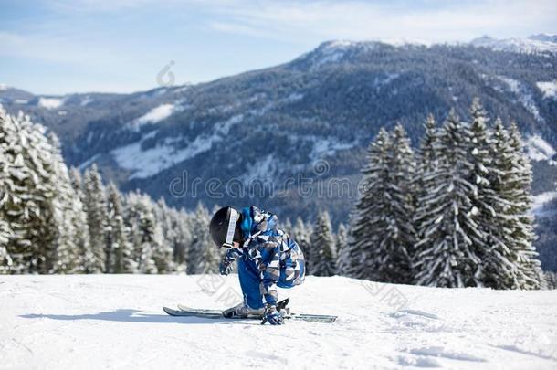 漂亮的未满学龄的小孩,滑雪采用奥地利人w采用ter求助向一cle一