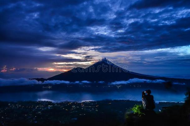 男人抢风行驶照片关于人名火山