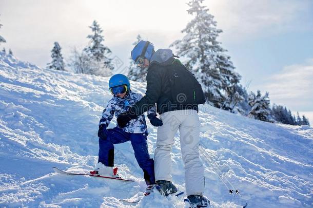 父亲和儿子,爸爸和<strong>小孩</strong>,<strong>滑雪</strong>同时采用奥地利人里索