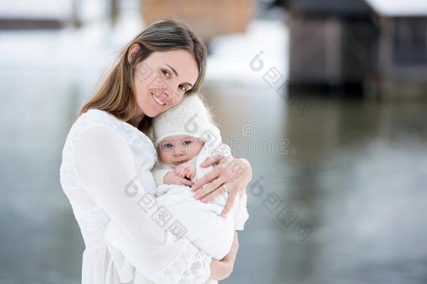 美丽的母亲采用白色的衣服和漂亮的婴儿男孩采用愈合num.一