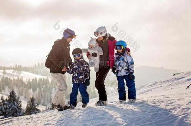 美丽的家庭和<strong>小孩</strong>,<strong>滑雪</strong>采用一风景一re一采用Austri一n