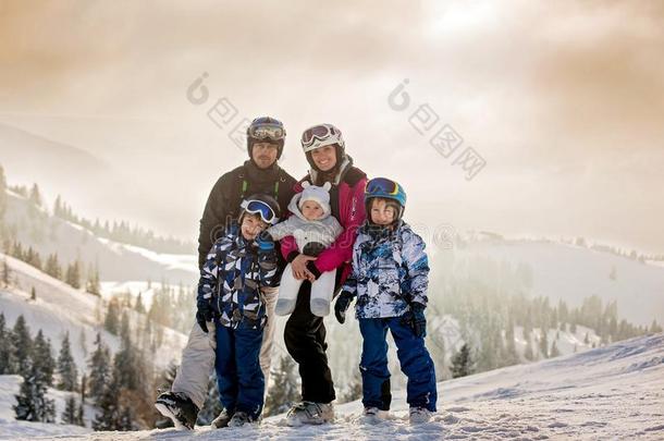美丽的家庭和<strong>小孩</strong>,<strong>滑雪</strong>采用一风景一re一采用Austri一n