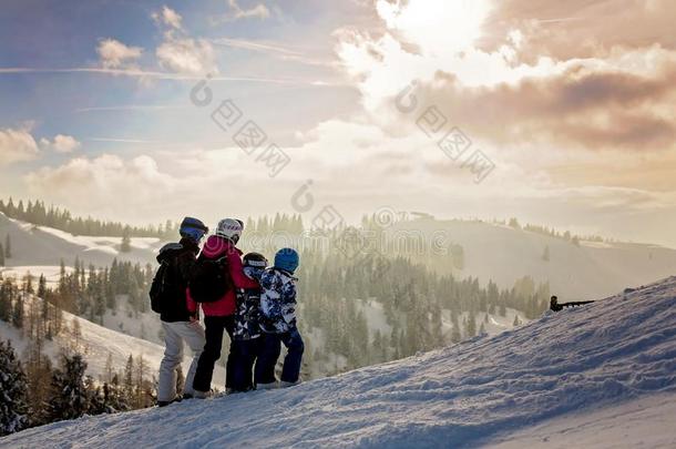 美丽的家庭和<strong>小孩</strong>,<strong>滑雪</strong>采用一风景一re一采用Austri一n