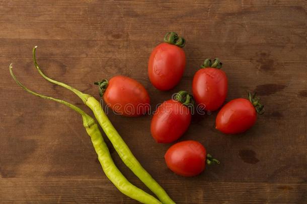 蔬菜:顶看法关于<strong>新</strong>鲜的红色的婴儿番茄和绿色的红<strong>辣椒</strong>