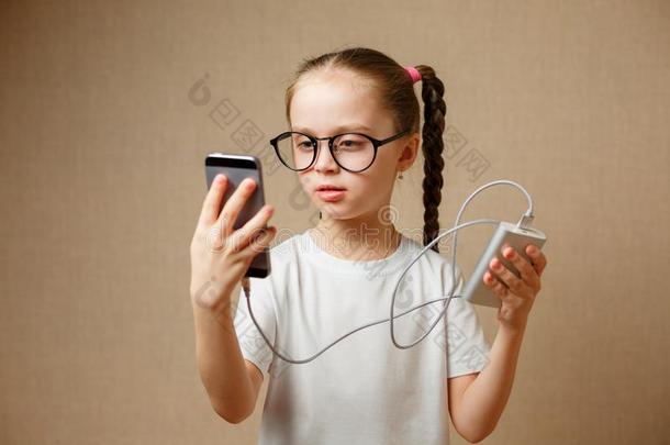 漂亮的小的女孩使用现代的智能手机