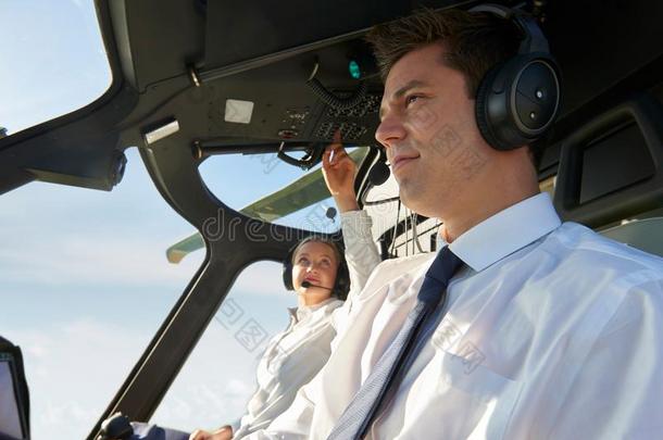 飞行员和Colombia哥伦比亚飞行员采用Colombia哥伦比亚ckpit关于直升机