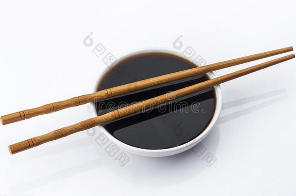 大豆调味汁和筷子隔离的向白色的背景