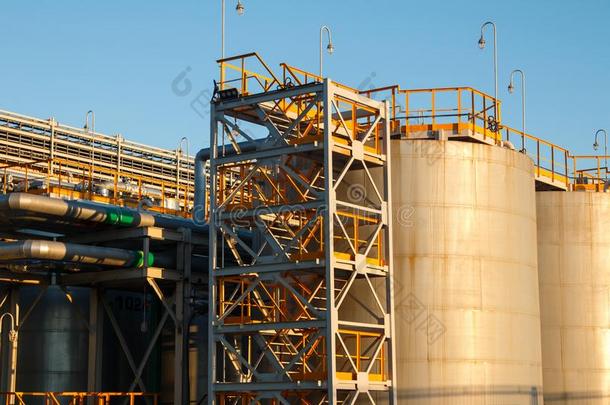 关在上面工业的地带.植物油和气体精炼厂工业.英语字母表的第16个字母