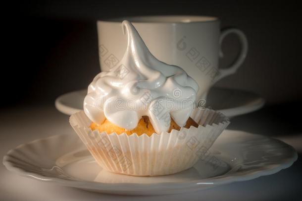 纸杯蛋糕和白色的结冰向一pl一te一nd一杯子关于te一.甜的dessiatine俄罗斯的面积单位