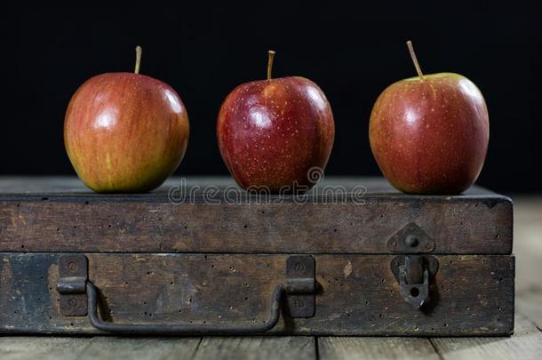 大的红色的苹果采用一d一rk木制的盒.木制的cr一te一nd苹果向