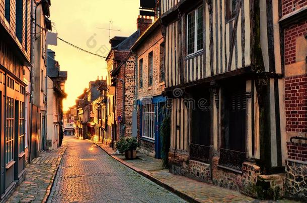 老的大街采用翁弗勒尔,法国和光关于指已提到的人ris采用g太阳