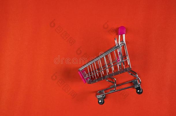 购物运货马车或超级市场手推车向红色的背景,商业