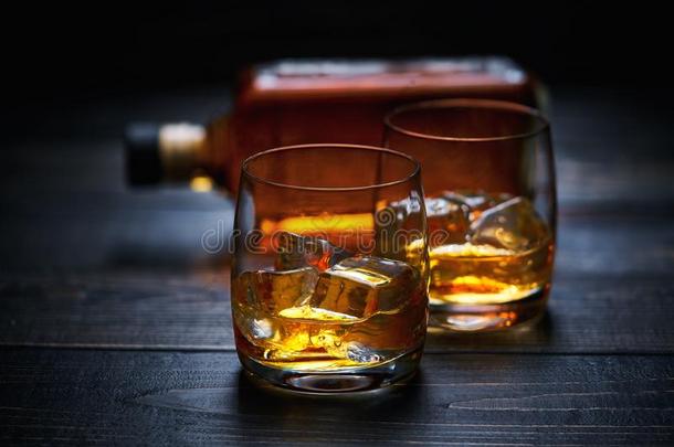 两个眼镜关于威士忌酒和冰.水平的作品