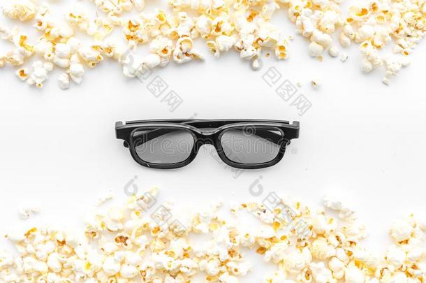 电影院附件.电影院眼镜和爆米花向白色的后台