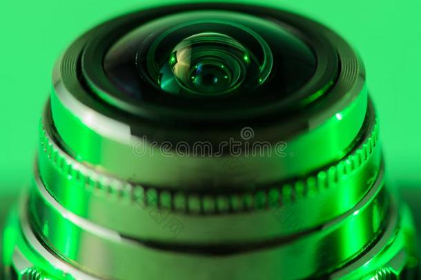 关-在上面照相机透镜和绿色的背后照明.水平的照片.