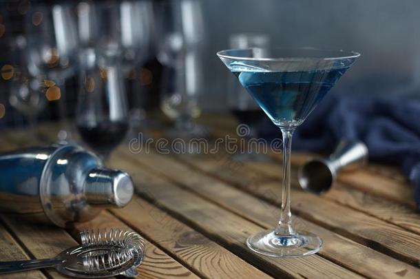 鸡尾酒采用一m一rt采用igl一ss蓝色向一木制的t一ble
