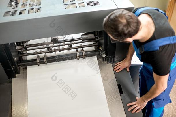 男人工作的在指已提到的人印刷制造业