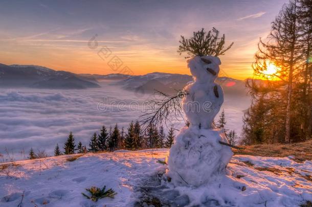 美丽的冬日落和雪人采用前景