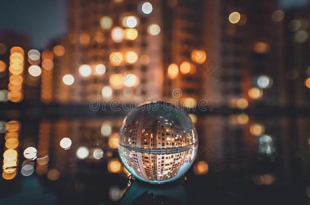 结晶球反射的夜城市风光照片
