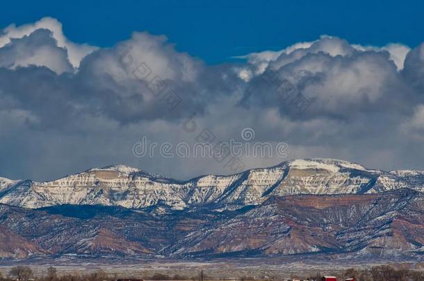 云越过黑白杂色的马悬崖采用美国科罗拉多州