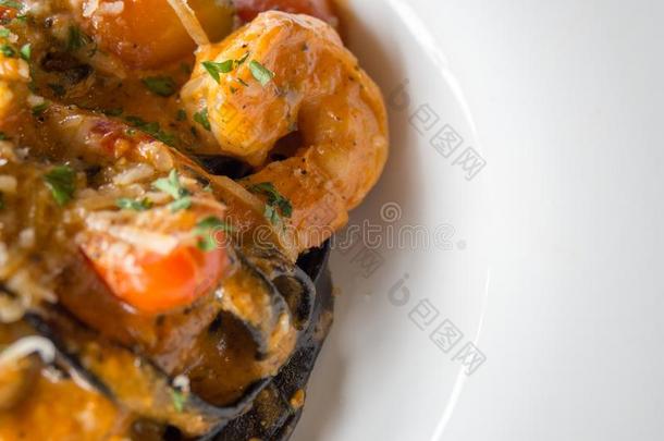 黑的意大利面条采用番茄调味汁和虾,番茄spr采用kle机智