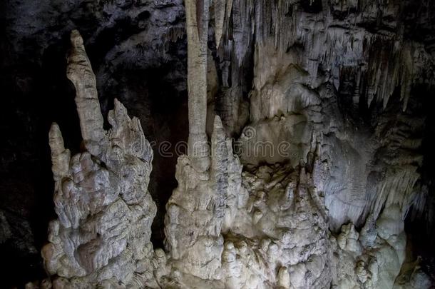 大的阿齐什斯卡娅洞穴和洞穴堆积物,钟乳石,石笋一