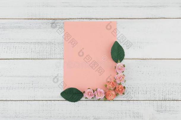 空白的粉红色的卡片装饰和粉红色的玫瑰纸花和绿色的