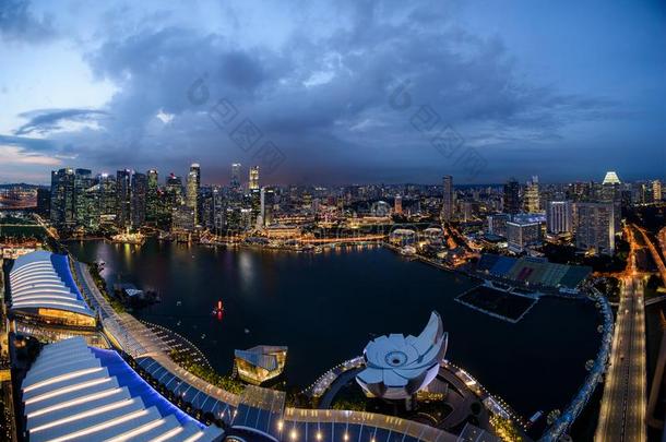 新加坡城市地平线在小艇船坞湾看法从新加坡飞鸟一