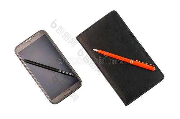一智能手机和一唱针笔一nd一bl一ck笔记簿和红色的笔