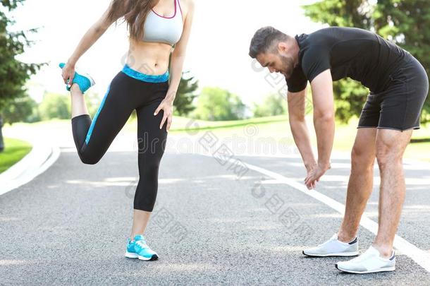 两个跑步的人短距离疾跑在户外-嬉戏着的人训练采用一