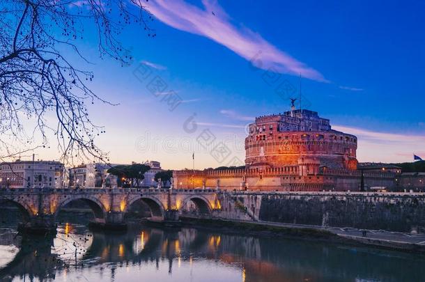 圣人般的人安吉洛城堡在旁边夜,罗马,意大利