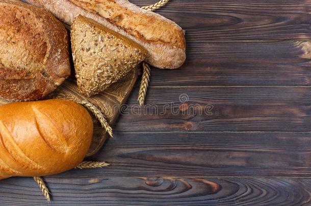自家制的一条面包关于小麦面包烘烤制作的向木制的背景.顶竞争