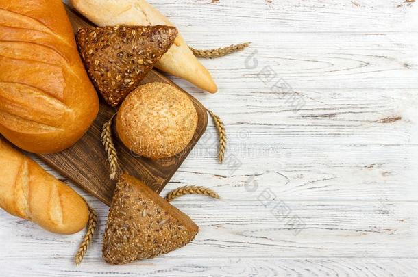 自家制的一条面包关于小麦面包烘烤制作的向木制的背景