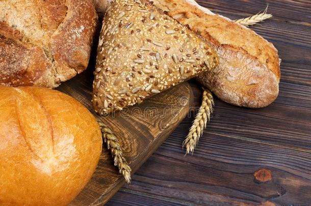 自家制的一条面包关于小麦面包烘烤制作的向木制的背景.顶竞争