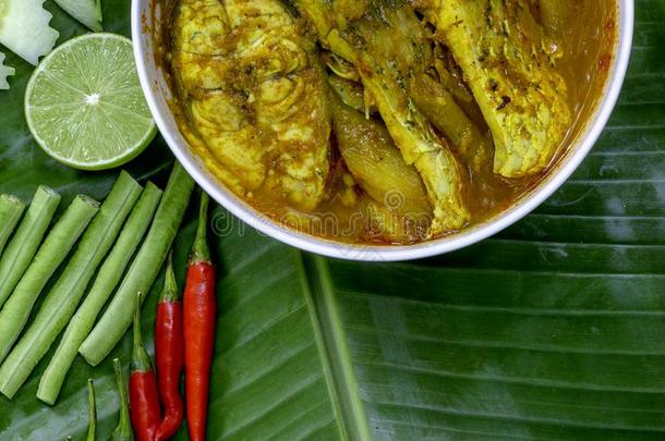 黄色的咖喱食品咬人的狗鱼和莲花茎,南方的ThaiAirwaysInternational泰航国际辛辣的