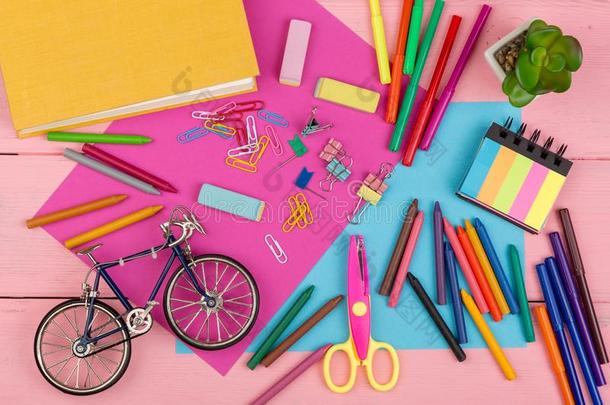 背向学校观念-学校日用品:书,标记,彩色蜡笔或粉笔