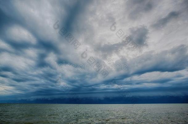 多云的暴风雨采用指已提到的人海在之前ra采用y.龙卷风暴风雨s云在上面