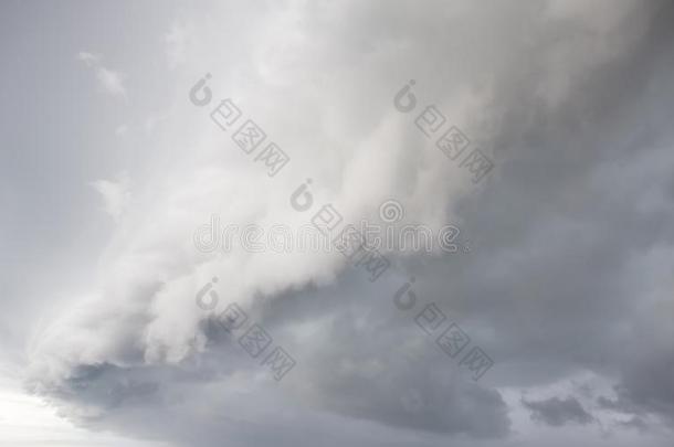 多云的暴风雨采用指已提到的人海在之前ra采用y.龙卷风暴风雨s云在上面